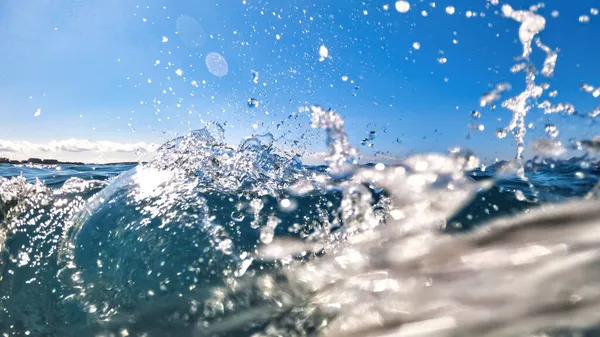 Utsikt Över Ett Vattenstänk Medelhavet Kust Bakgrunden Utsikt Från Vattenytan — Stockfoto