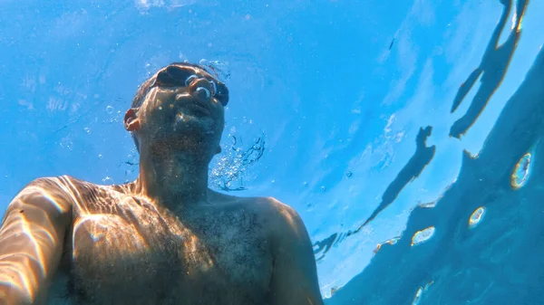 Człowiek Goglach Pod Błękitną Przejrzystą Wodą Morza Śródziemnego Trzymając Kamerę — Zdjęcie stockowe