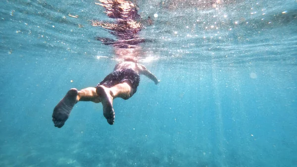 Úszó Ember Földközi Tenger Kék Átlátszó Vizében — Stock Fotó