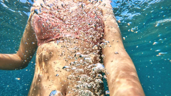 地中海の青と透明水のオレンジの水着の女性 カメラを持って — ストック写真