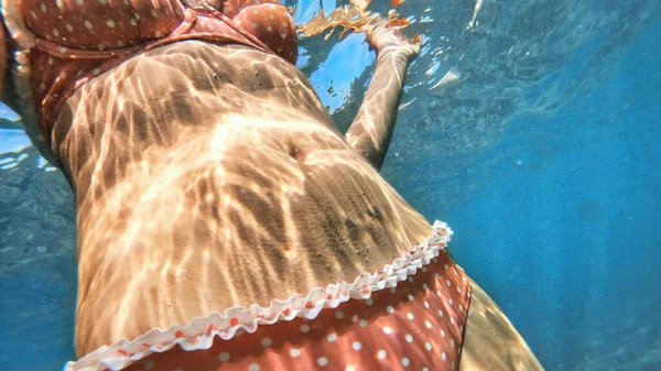 Kobieta Pomarańczowym Stroju Kąpielowym Błękitnej Przezroczystej Wodzie Morza Śródziemnego Trzymając — Zdjęcie stockowe