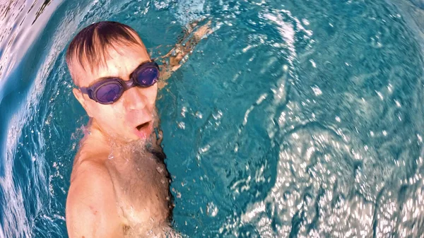 Hombre Con Gafas Nadando Agua Azul Transparente Del Mar Mediterráneo —  Fotos de Stock