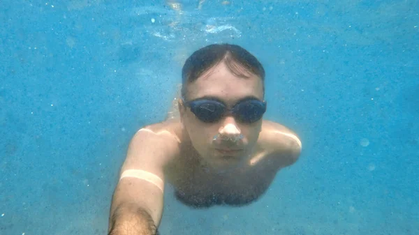 Hombre Con Gafas Nadando Bajo Agua Azul Transparente Del Mar —  Fotos de Stock