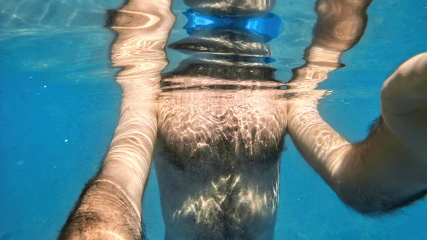 Homem Água Azul Transparente Mar Mediterrâneo Segurando Câmera — Fotografia de Stock