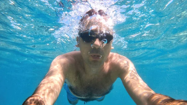 Hombre Con Gafas Nadando Bajo Agua Azul Transparente Del Mar —  Fotos de Stock