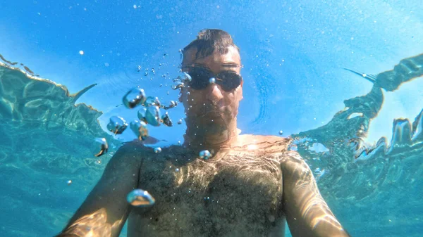 Człowiek Goglach Błękitnej Przejrzystej Wodzie Morza Śródziemnego Trzymając Kamerę — Zdjęcie stockowe
