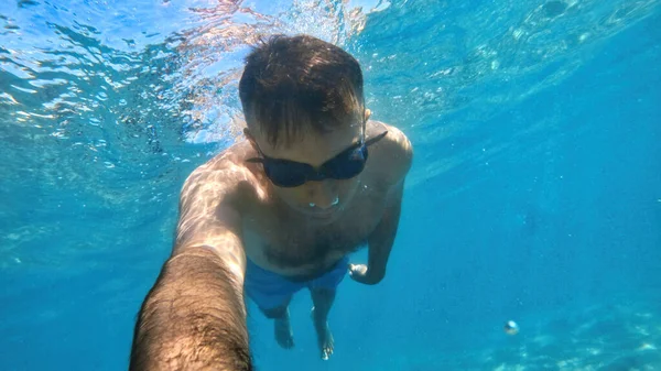 Hombre Con Gafas Nadando Bajo Agua Azul Transparente Del Mar — Foto de Stock