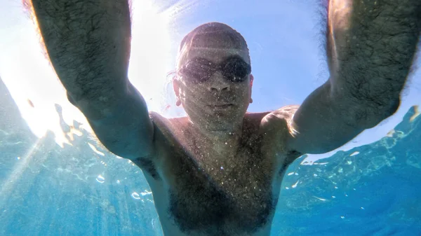 Szemüveges Ember Földközi Tenger Kék Átlátszó Vize Alatt Úszik Fogom — Stock Fotó