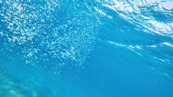 Das Blaue Und Transparente Wasser Des Mittelmeeres Sonnenlicht Mehrere Blasen — Stockfoto