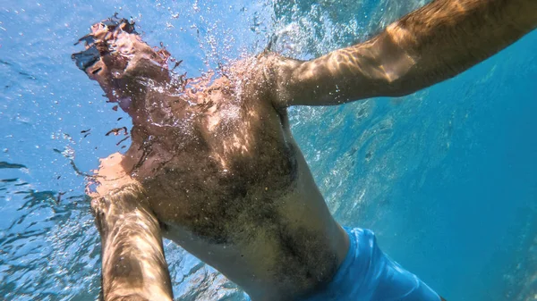Człowiek Goglach Pływa Błękitnej Przejrzystej Wodzie Morza Śródziemnego Trzymając Kamerę — Zdjęcie stockowe