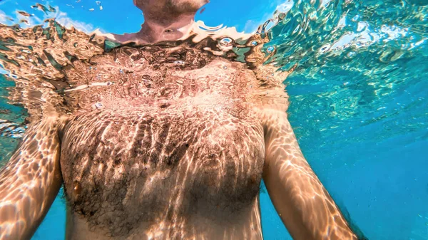 Człowiek Błękitnej Przejrzystej Wodzie Morza Śródziemnego Trzymając Kamerę — Zdjęcie stockowe
