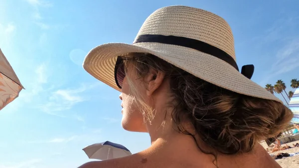 Женщина Белой Шляпе Побережье Средиземного Моря Зонтики — стоковое фото