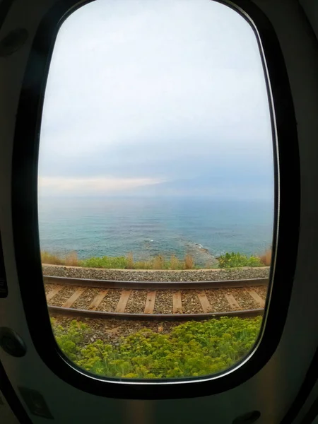 Vista Costa Azur Visible Través Una Ventana Tren Movimiento Francia —  Fotos de Stock