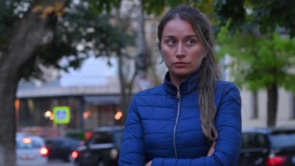 Droevige Blanke Vrouw Blauwe Jas Bevriest Buiten Straat Avond — Stockvideo