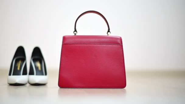 近身白色女鞋和红色钱包 — 图库视频影像