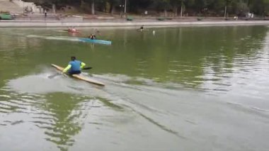 CHISINAU, MOLDOVA - 08 EKİM, 2021: Valea Morilor Gölü 'nde kano yapan insanların zamanlaması