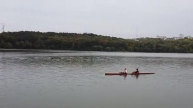 CHISINAU, MOLDOVA - 08 EKİM, 2021: Valea Morilor Gölü 'nde kano yapan insanların zamanlaması