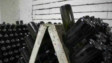 Şarap şişeleri yeraltı mahzeninde.