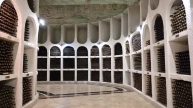 CRICOVA, MOLDOVA - 10 Ekim 2021: Krikova mahzenleri ve şişe dolu şarap toplama odaları