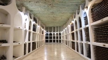 CRICOVA, MOLDOVA - 10 Ekim 2021: Krikova mahzenleri ve şişe dolu şarap toplama odaları