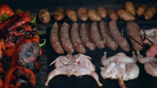 Bbq Rindfleisch Und Wachtelfleisch Auf Dem Grill Mit Gemüse — Stockvideo