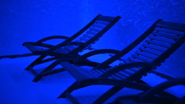 Krzesła Odpoczynkowe Sali Solnej Niebieskim Światłem — Wideo stockowe