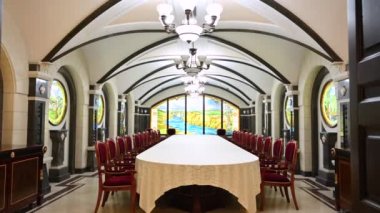 CRICOVA, MOLDOVA - 10 Ekim 2021: Cricova yeraltı şaraphanesindeki restoran odası