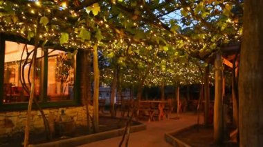 Geceleri Noel süslemeleri olan teras.