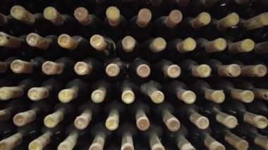 Şarap mahzeninde şarap şişeleri