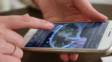 CHISINAU, MOLDOVA - 18 Ekim 2021: Facebook 'ta Gordon Ramsay' e bakan kadın