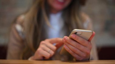 Cep telefonu bir restoranda çalışan kadın