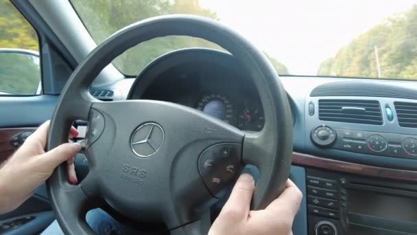 Puhoi Moldova Outubro 2021 Man Driving Mercedes Car Interior Hands — Vídeo de Stock