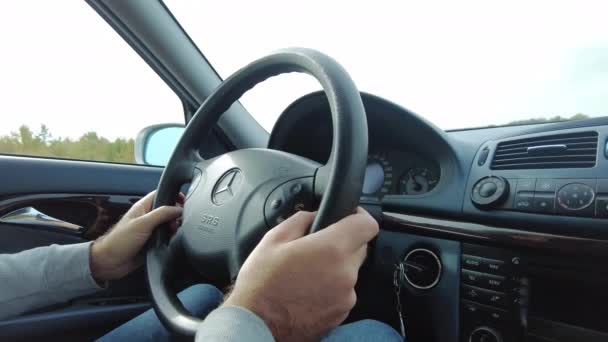 Пухой Молдова Октября 2021 Мужчина Рулем Салона Автомобиля Мерседес Руки — стоковое видео