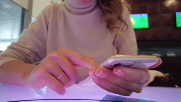Femme Travaillant Sur Téléphone Portable Dans Restaurant Écrans Télévision Avec — Video