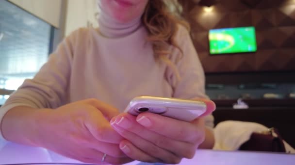Restoranda Cep Telefonuyla Çalışan Bir Kadın — Stok video