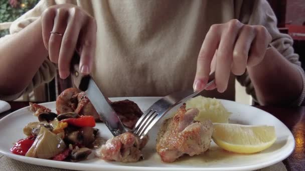 Kvinna Äter Kyckling Kött Grill Med Grönsaker — Stockvideo