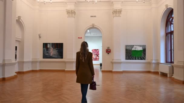 Chisinau Moldova Oktober 2021 Vrouwelijke Bezoeker Aan Het Nationaal Kunstmuseum — Stockvideo
