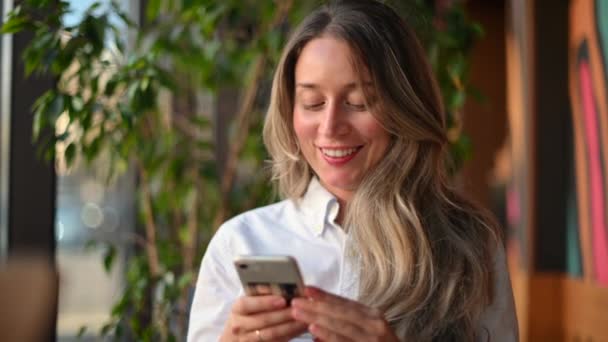 Restoranda Gülümseyen Cep Telefonuyla Konuşan Mutlu Bir Kadın — Stok video
