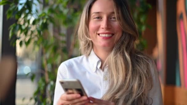 Šťastná Žena Mluví Mobilním Telefonu Restauraci — Stock video