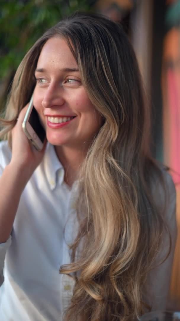 Mujer Feliz Hablando Por Teléfono Móvil Restaurante Pantalla Vertical — Vídeos de Stock