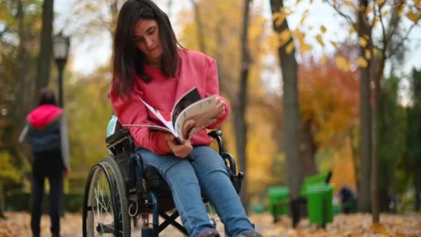 Chisinau Moldova 10月 2021 公園の障害者椅子の女性が雑誌を読む — ストック動画