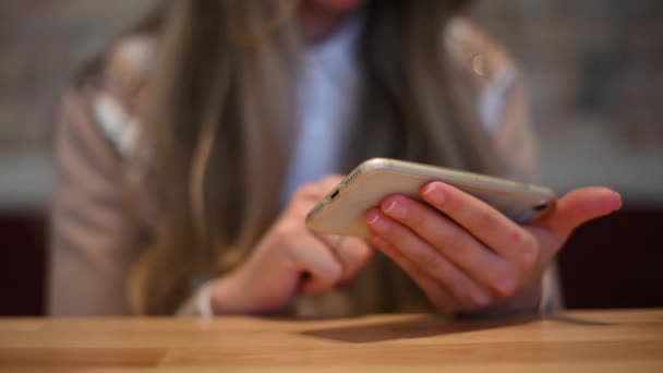 Женщина Работает Мобильном Телефоне Ресторане — стоковое видео