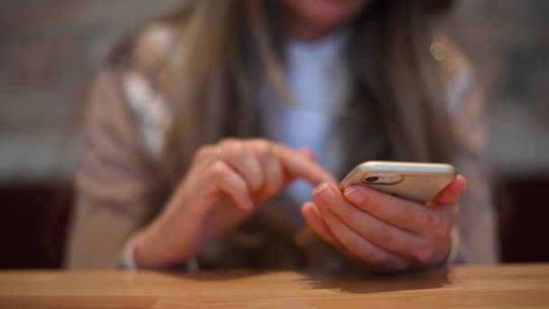 Mulher Trabalhando Telefone Celular Restaurante — Vídeo de Stock