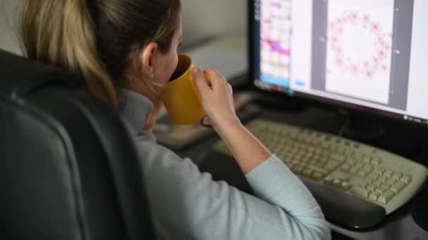 Mujer Diseñadora Bebiendo Oficina Trabajando — Vídeos de Stock