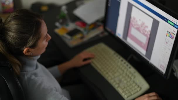 Női Tervező Dolgozik Helyhez Kötött Számítógép Irodában — Stock videók