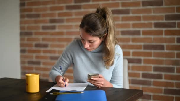 Женщина Работает Мобильном Телефоне Пишет Офисе — стоковое видео