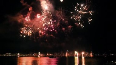 Fransa 'daki Cannes Havai fişek Festivali' nde havai fişek gösterisi