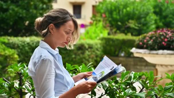 Kannes Francja Sierpnia 2021 Biała Kobieta Niebieskiej Koszuli Czytająca Dziennik — Wideo stockowe