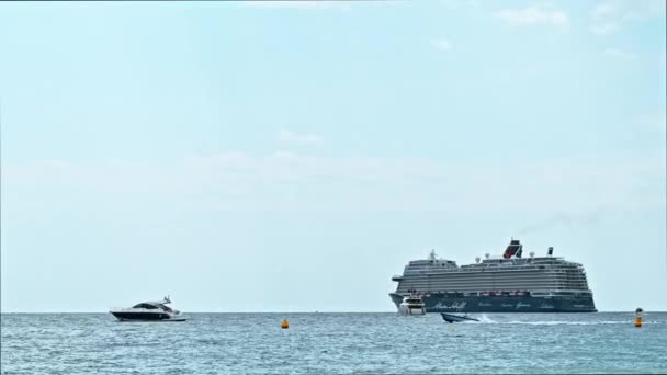 Cannes França Agosto 2021 Costa Marítima Mediterrânica Com Navio Flutuante — Vídeo de Stock