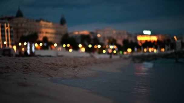 黄昏时 法国戛纳海滩的景色 地中海的水 模糊的效果 — 图库视频影像